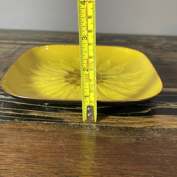 Fun sunflower metal plate with raised centre. Edges appear copper. - Picture 4 of 12